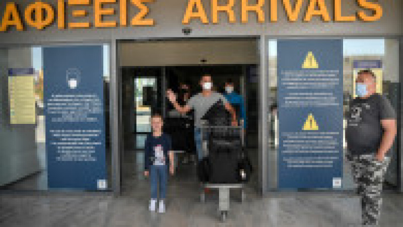 Turiști la sosirea pe aeroportul Heraklion din Creta. Foto: Profimedia Images | Poza 1 din 9