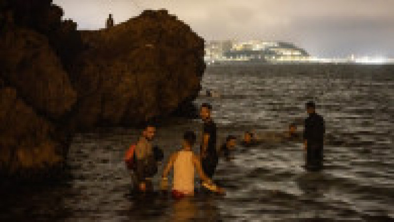 Oficialii din Ceuta au anunțat că migranții, printre care se află sute de minori, au ocolit înot gardul de la graniță sau au așteptat refluxul ca să treacă pe uscat. Sursa foto: Profimedia Images | Poza 21 din 25