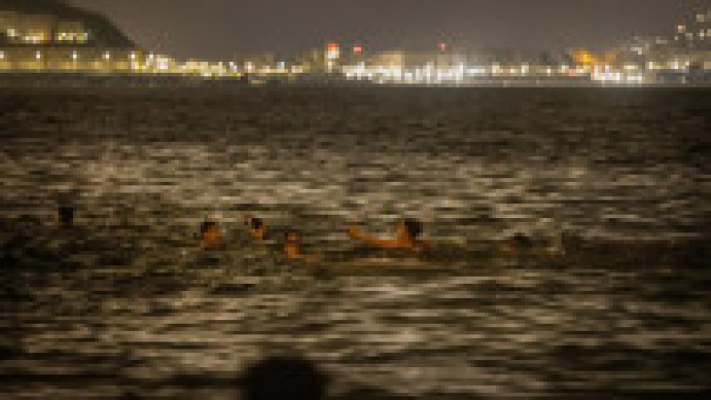 Oficialii din Ceuta au anunțat că migranții, printre care se află sute de minori, au ocolit înot gardul de la graniță sau au așteptat refluxul ca să treacă pe uscat. Sursa foto: Profimedia Images | Poza 16 din 25