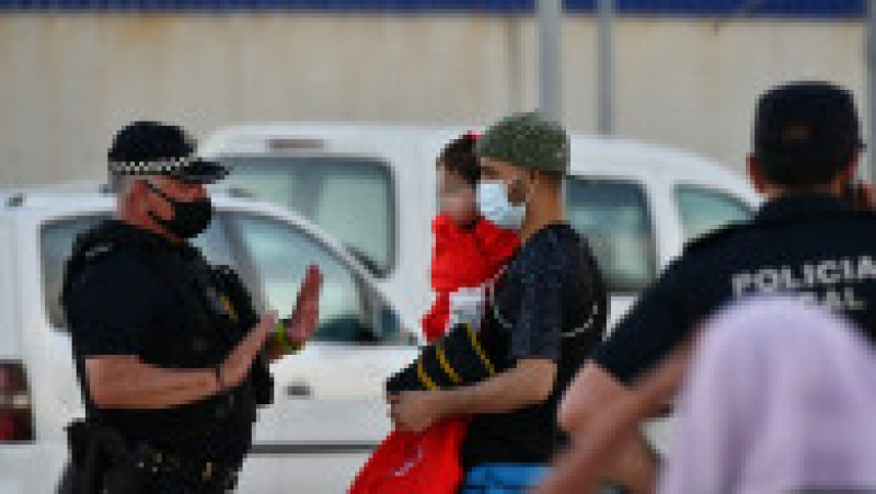 Oficialii din Ceuta au anunțat că migranții, printre care se află sute de minori, au ocolit înot gardul de la graniță sau au așteptat refluxul ca să treacă pe uscat. Sursa foto: Profimedia Images | Poza 12 din 25