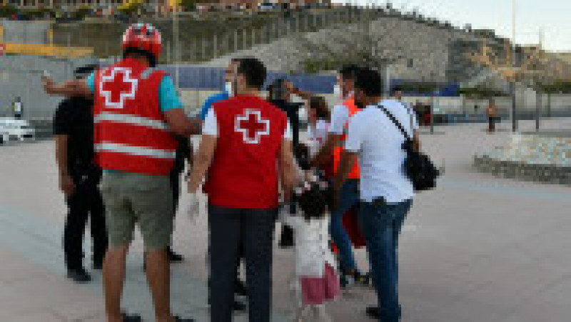 Oficialii din Ceuta au anunțat că migranții, printre care se află sute de minori, au ocolit înot gardul de la graniță sau au așteptat refluxul ca să treacă pe uscat. Sursa foto: Profimedia Images | Poza 4 din 25