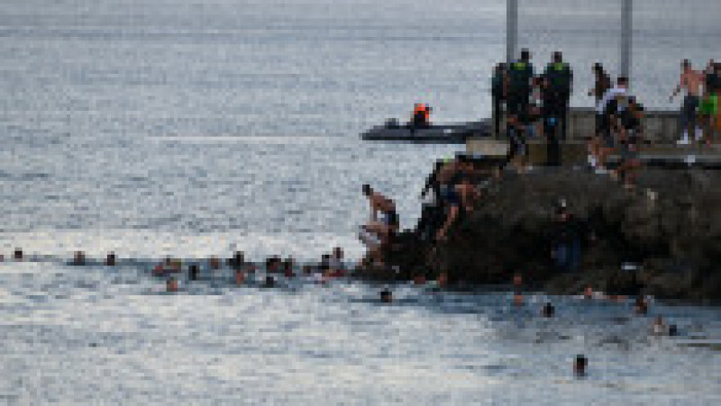 Oficialii din Ceuta au anunțat că migranții, printre care se află sute de minori, au ocolit înot gardul de la graniță sau au așteptat refluxul ca să treacă pe uscat. Sursa foto: Profimedia Images | Poza 5 din 25