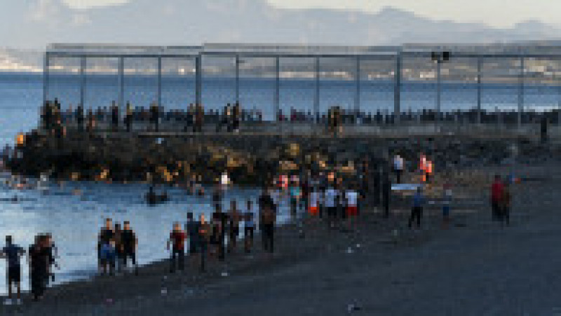 Oficialii din Ceuta au anunțat că migranții, printre care se află sute de minori, au ocolit înot gardul de la graniță sau au așteptat refluxul ca să treacă pe uscat. Sursa foto: Profimedia Images | Poza 6 din 25