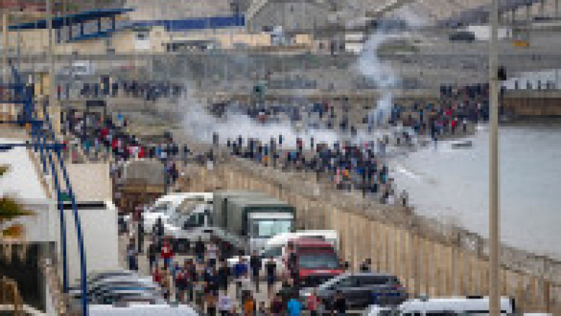 Spaniolii au tras în imigranți cu gaze lacrimogene în încercarea de a-i face să nu mai intre în Ceuta. Sursa foto: Profimedia | Poza 17 din 25