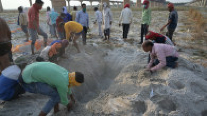 Cum s-a umplut de cadavre fluviul sacru al Indiei FOTO: Profimedia Images | Poza 12 din 34