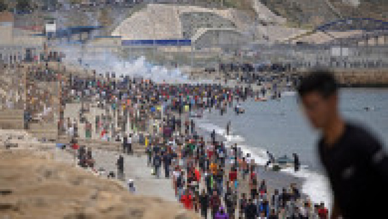 Spania încearcă să disperseze miile de migranți care au intrat în exclava spaniolă Ceuta. Foto: Profimedia Images | Poza 2 din 10