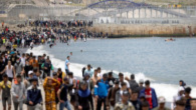 Spania încearcă să disperseze miile de migranți care au intrat în exclava spaniolă Ceuta. Foto: Profimedia Images | Poza 7 din 10