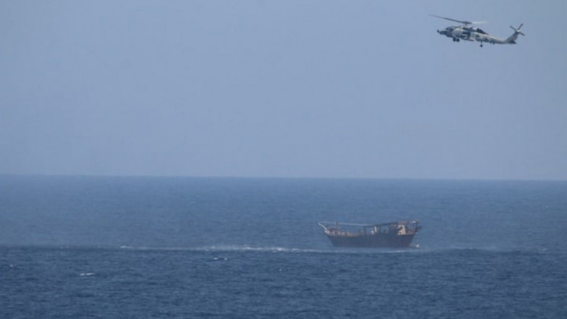 Crucișătorul USS Monterey a capturat un transport uriaș de arme în Marea Arabiei. Sursa: U.S. Navy / Twitter