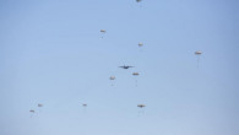 1.000 de parașutiști americani, polonezi, olandezi, germani și români au aterizat luni la baza Boboc. Foto: Facebook / MApN | Poza 3 din 6