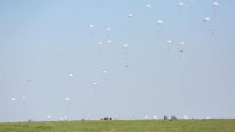 1.000 de parașutiști americani, polonezi, olandezi, germani și români au aterizat luni la baza Boboc. Foto: Facebook / MApN | Poza 5 din 6