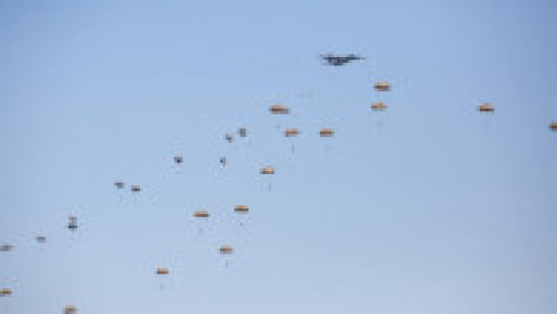 1.000 de parașutiști americani, polonezi, olandezi, germani și români au aterizat luni la baza Boboc. Foto: Facebook / MApN | Poza 4 din 6