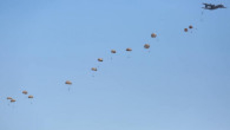 1.000 de parașutiști americani, polonezi, olandezi, germani și români au aterizat luni la baza Boboc. Foto: Facebook / MApN | Poza 1 din 6
