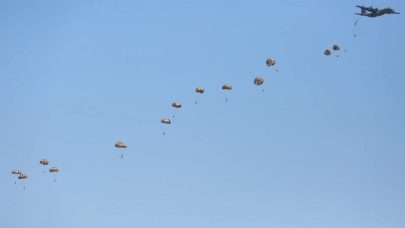 1.000 de parașutiști americani, polonezi, olandezi, germani și români au aterizat luni la baza Boboc. Foto: Facebook / MApN