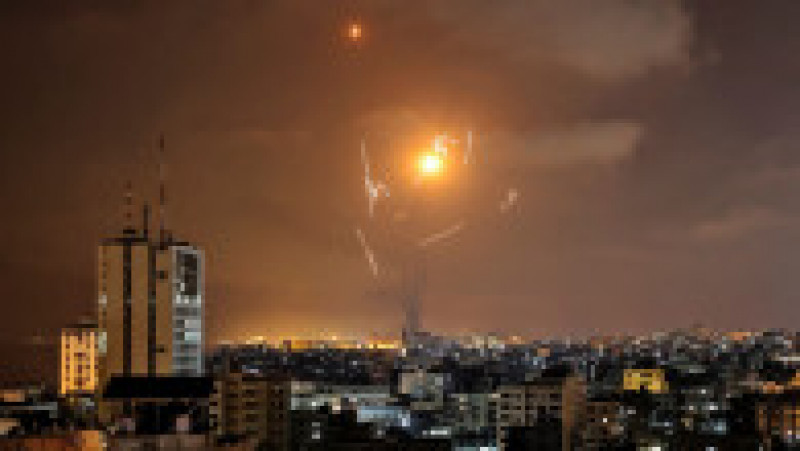 Rachetă distrusă de un interceptor Iron Dome chiar deasupra unui oraș Foto: Profimedia | Poza 4 din 12