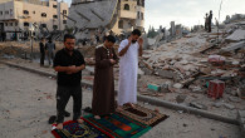 Musulmanii din zonele lovite de bombardamente, se roagă în mijlocul ruinelor. Foto: Profimedia Images | Poza 1 din 6