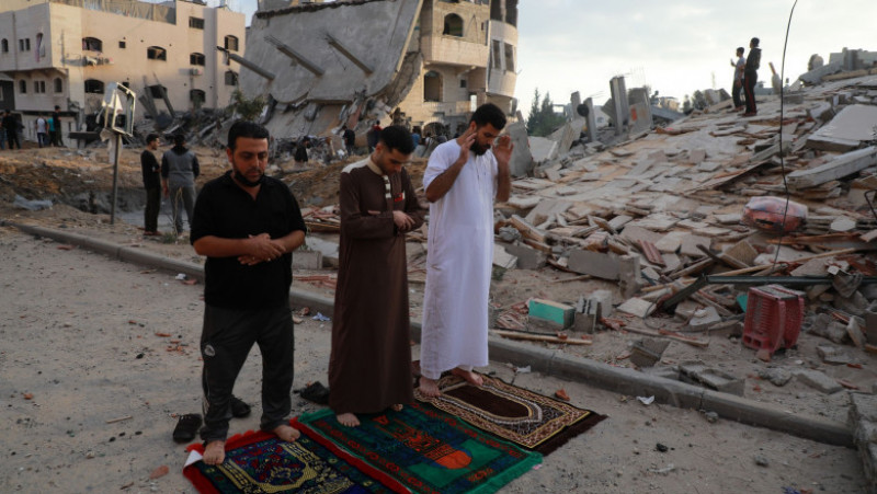 Musulmanii din zonele lovite de bombardamente, se roagă în mijlocul ruinelor. Foto: Profimedia Images
