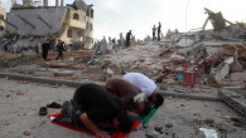 Musulmanii din zonele lovite de bombardamente, se roagă în mijlocul ruinelor. Foto: Profimedia Images | Poza 2 din 6