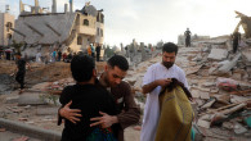 Musulmanii își transmit urări după încheierea Ramadanului, în mijlocul ruinelor, după bombardamentele din Gaza. Foto: Profimedia Images | Poza 5 din 6