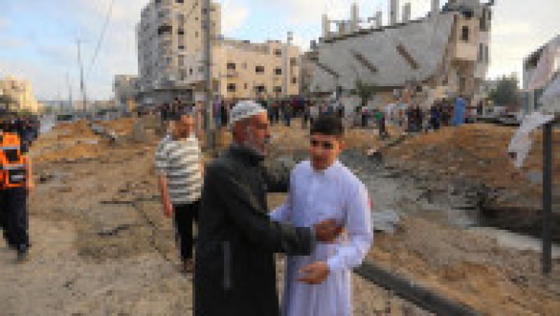 Musulmanii își transmit urări după încheierea Ramadanului, în mijlocul ruinelor, după bombardamentele din Gaza. Foto: Profimedia Images | Poza 6 din 6