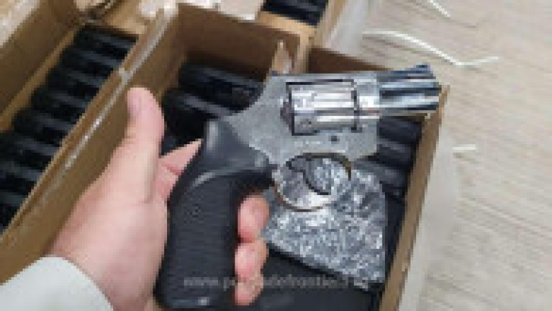 Pistol descoperit de polițiști într-un transport ilegal. Sursa: Poliția de frontieră | Poza 5 din 8