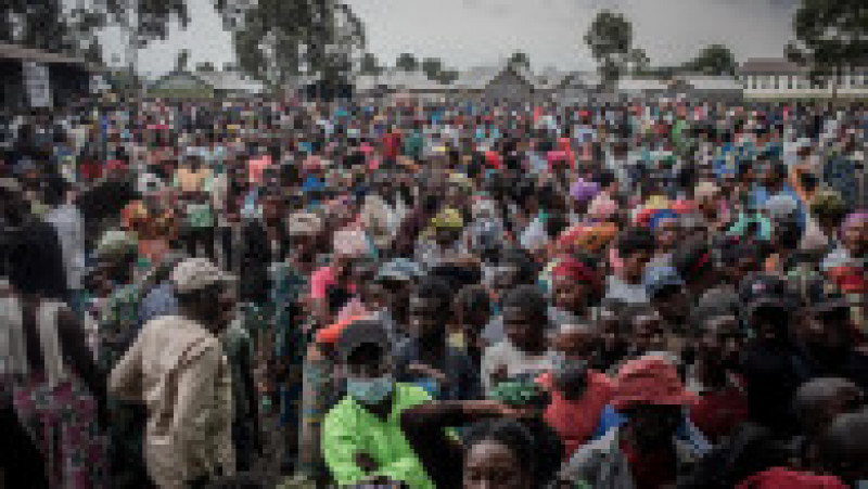 Persoane evacuate din Goma aşteaptă să primească ajutoare. Foto: AFP/Profimedia Images | Poza 13 din 13