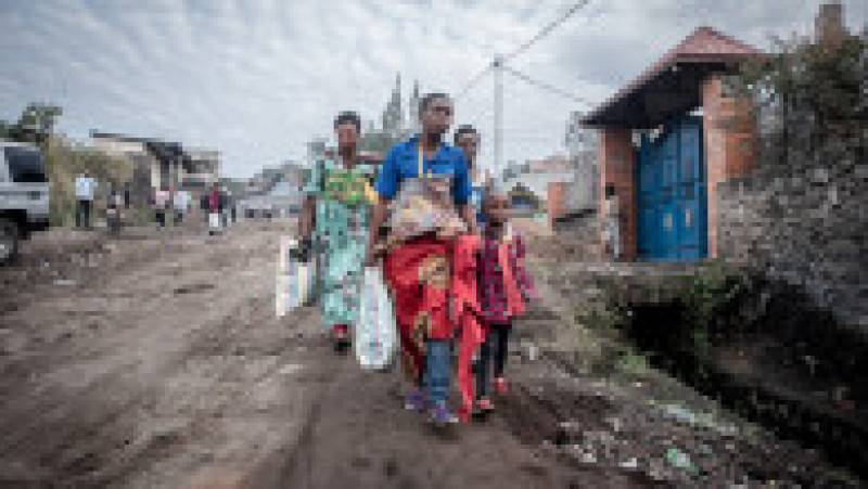 Localnici din Goma se grăbesc să evacueze zona. Foto: Foto: AFP/Profimedia Images | Poza 8 din 13