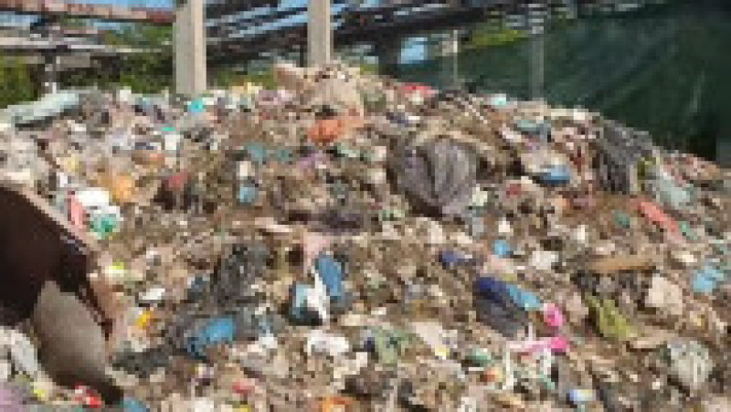 Garda de Mediu a găsit 100 de tone de deșeuri aruncate pe platforma Nitramonia Făgăraș. FOTO Facebook Octavian Berceanu | Poza 1 din 4