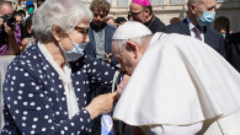 Papa Francisc a sărutat numărul de lagăr tatuat pe braţul unei supravieţuitoare a Holocaustului. Foto: Profimedia Images | Poza 2 din 6