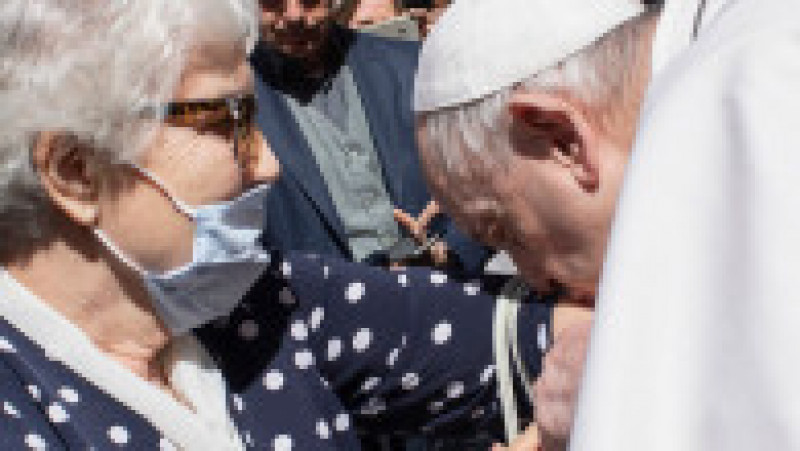 Papa Francisc a sărutat numărul de lagăr tatuat pe braţul unei supravieţuitoare a Holocaustului. Foto: Profimedia Images | Poza 3 din 6