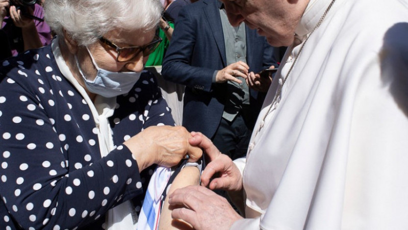 Papa Francisc a sărutat numărul de lagăr tatuat pe braţul unei supravieţuitoare a Holocaustului. Foto: Profimedia Images