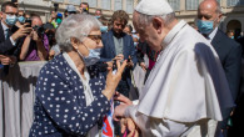 Papa Francisc a sărutat numărul de lagăr tatuat pe braţul unei supravieţuitoare a Holocaustului. Foto: Profimedia Images | Poza 5 din 6
