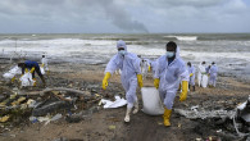 Plajele de pe coasta de vest din Sri Lanka au fost acoperite de petrol și reziduuri de plastic provenite de la un cargobot aflat în flăcări la mică distanță de țărm. Sursa foto: Profimedia Images | Poza 2 din 20