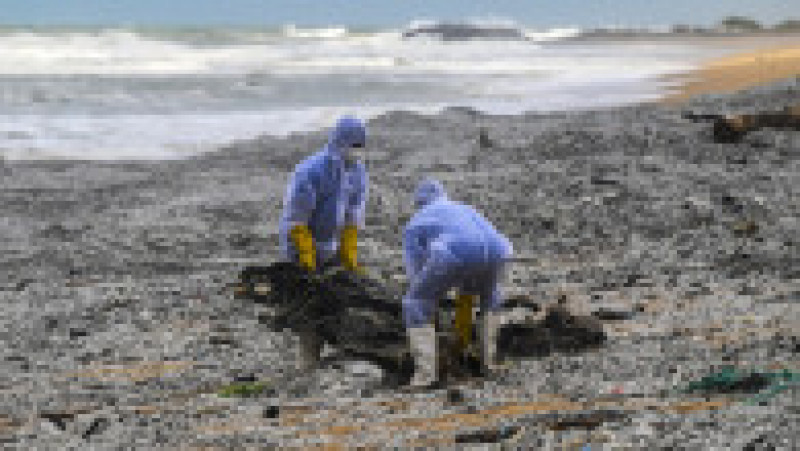 Plajele de pe coasta de vest din Sri Lanka au fost acoperite de petrol și reziduuri de plastic provenite de la un cargobot aflat în flăcări la mică distanță de țărm. Sursa foto: Profimedia Images | Poza 4 din 20