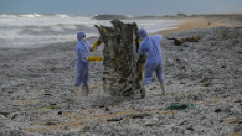 Plajele de pe coasta de vest din Sri Lanka au fost acoperite de petrol și reziduuri de plastic provenite de la un cargobot aflat în flăcări la mică distanță de țărm. Sursa foto: Profimedia Images | Poza 12 din 20