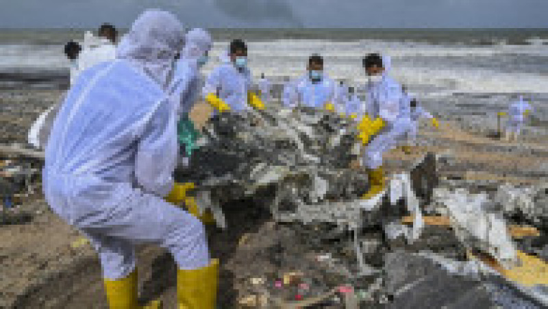 Plajele de pe coasta de vest din Sri Lanka au fost acoperite de petrol și reziduuri de plastic provenite de la un cargobot aflat în flăcări la mică distanță de țărm. Sursa foto: Profimedia Images | Poza 16 din 20