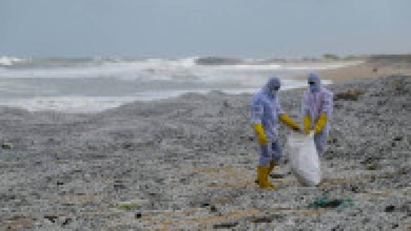 Plajele de pe coasta de vest din Sri Lanka au fost acoperite de petrol și reziduuri de plastic provenite de la un cargobot aflat în flăcări la mică distanță de țărm. Sursa foto: Profimedia Images | Poza 17 din 20