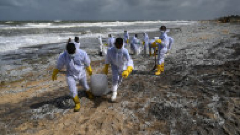 Plajele de pe coasta de vest din Sri Lanka au fost acoperite de petrol și reziduuri de plastic provenite de la un cargobot aflat în flăcări la mică distanță de țărm. Sursa foto: Profimedia Images | Poza 14 din 20