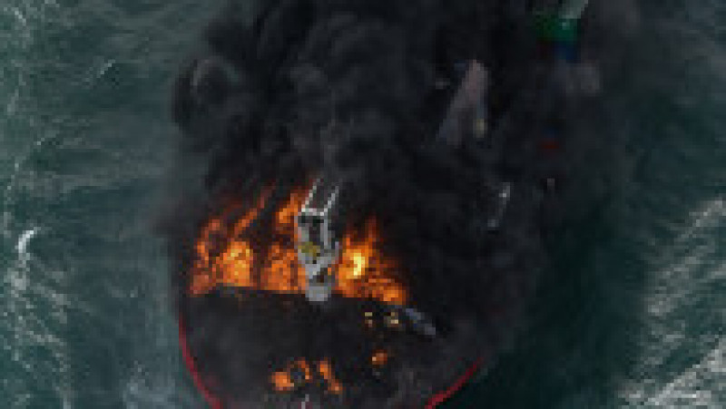 Nava X-Press Pearl transporta produse chimice și cosmetice, iar la bordul ei a izbucnit un incendiu acum opt zile. Sursa foto: AFP PHOTO/ Sri Lanka Air Force/ Profimedia | Poza 1 din 20
