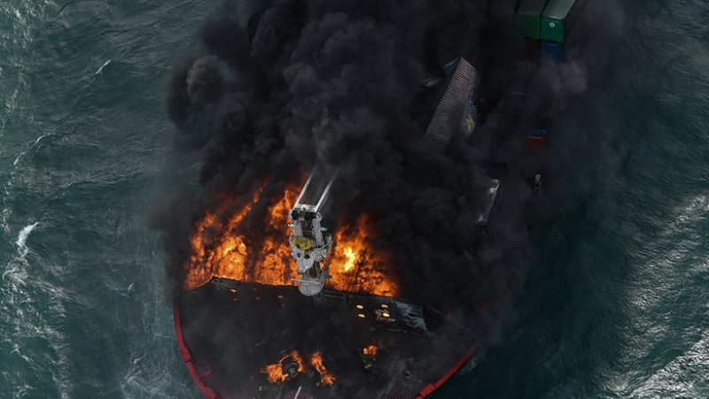 Nava X-Press Pearl transporta produse chimice și cosmetice, iar la bordul ei a izbucnit un incendiu acum opt zile. Sursa foto: AFP PHOTO/ Sri Lanka Air Force/ Profimedia
