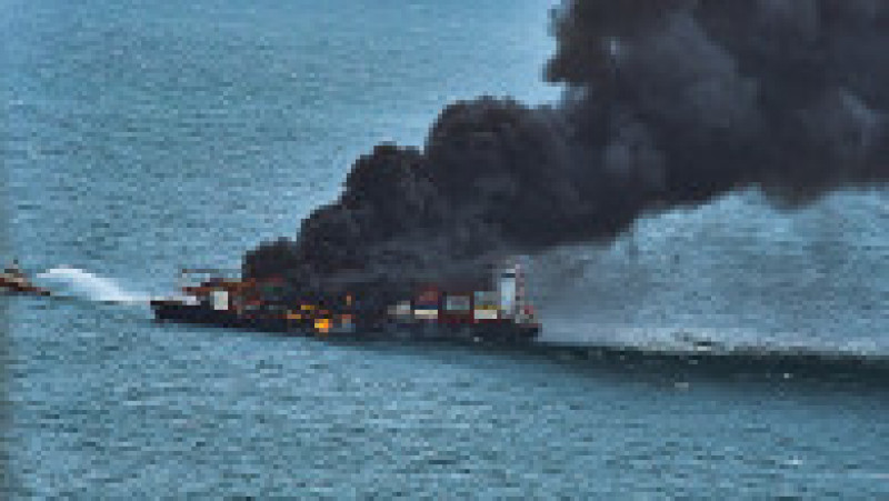 Nava X-Press Pearl transporta produse chimice și cosmetice, iar la bordul ei a izbucnit un incendiu acum opt zile. Sursa foto: AFP PHOTO/ Sri Lanka Air Force/ Profimedia | Poza 11 din 20