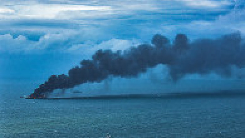 Nava X-Press Pearl transporta produse chimice și cosmetice, iar la bordul ei a izbucnit un incendiu acum opt zile. Sursa foto: AFP PHOTO/ Sri Lanka Air Force/ Profimedia | Poza 8 din 20