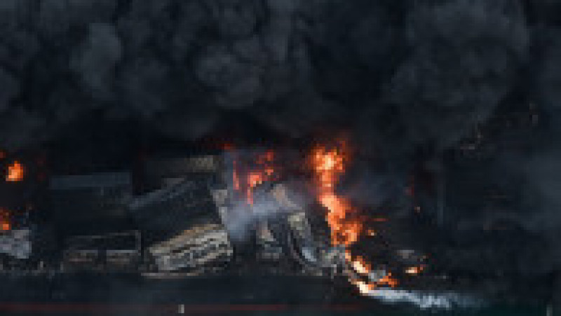 Nava X-Press Pearl transporta produse chimice și cosmetice, iar la bordul ei a izbucnit un incendiu acum opt zile. Sursa foto: AFP PHOTO/ Sri Lanka Air Force/ Profimedia | Poza 11 din 11