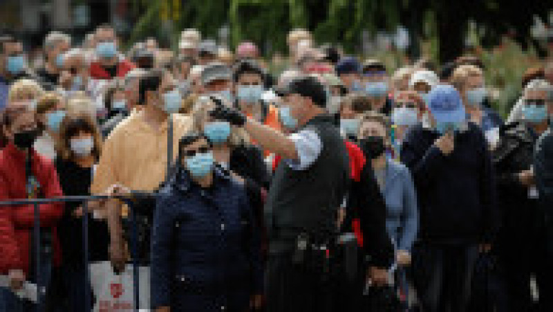 Sute de oameni stau la coadă pentru vaccinare la maratonul de la Sala Palatului. Foto: Inquam Photos / George Călin | Poza 5 din 5