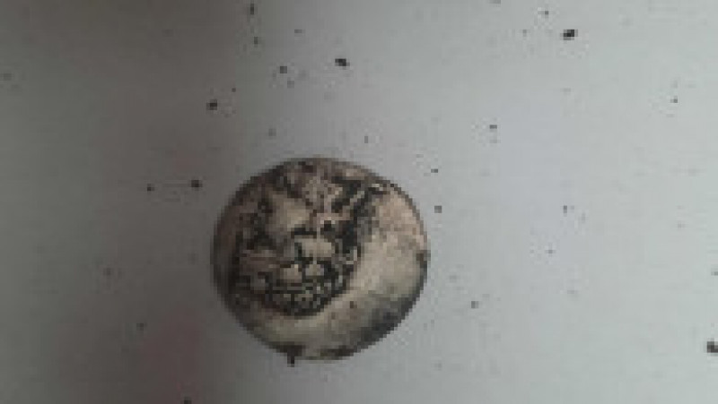 Monedă antică descoperită sub pământ, într-un vas de ceramică. Foto: Poliția Română | Poza 7 din 8