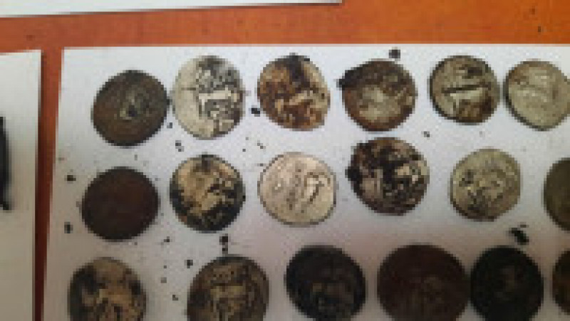 Monede antice descoperite sub pământ, într-un vas de ceramică. Foto: Poliția Română | Poza 2 din 8