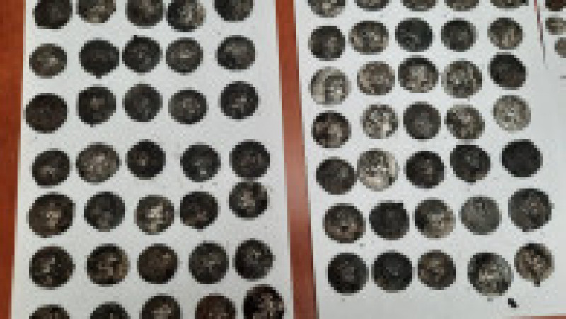 Monede antice descoperite sub pământ, într-un vas de ceramică. Foto: Poliția Română | Poza 3 din 8