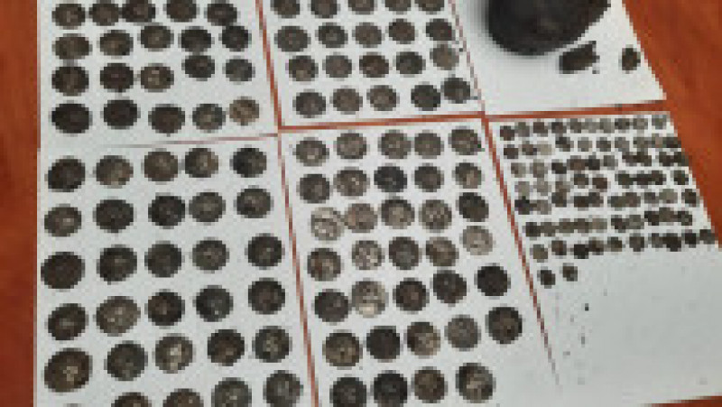 Monede antice descoperite sub pământ, într-un vas de ceramică. Foto: Poliția Română | Poza 4 din 8