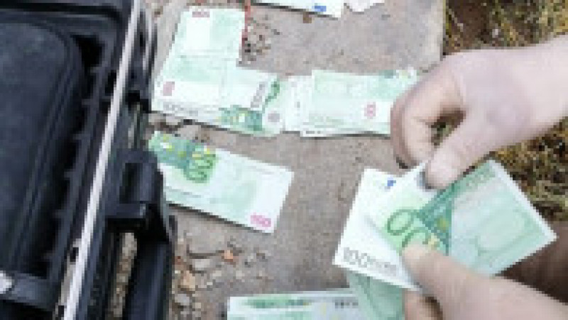 Un bărbat a furat 170.000 de euro din casa unei femei și i-a îngropat în curtea casei. FOTO Poliția Română | Poza 2 din 3