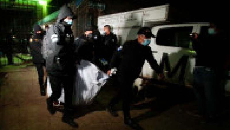 Poliția din Guatemala transportă trupul unui deținut ucis. Sursa foto: Profimedia Images | Poza 8 din 9