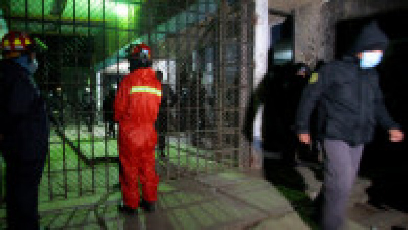 Pompieri prezenți la închisoare preluată de deținuți. Sursa foto: Profimedia Images | Poza 4 din 9